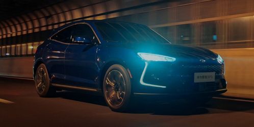 華為首款汽車(chē)正式開(kāi)售，起步價(jià)22萬(wàn)引熱議，自動(dòng)駕駛未搭載引網(wǎng)友遺憾